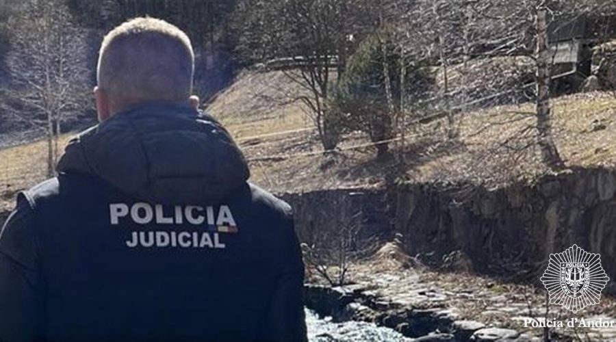 Un agent de la Policia Judicial al costat del riu (Policia d'Andorra)