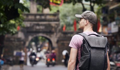 Un home viatjant en solitari