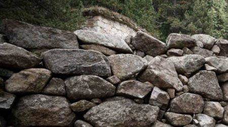 Un mur fet amb la tècnica de pedra seca