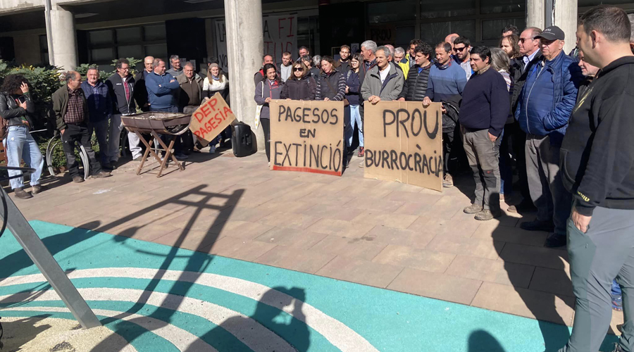 Concentració de pagesos de l'Alt Urgell davant l'oficina comarcal d'Acció Climàtica a la Seu (RàdioSeu)