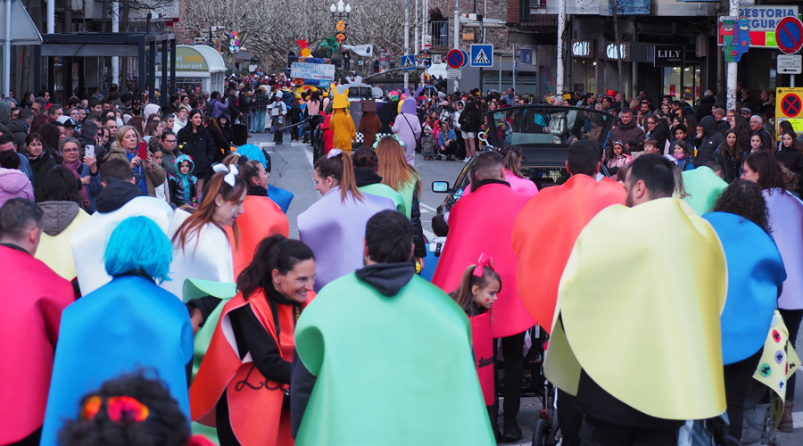 La rua de Carnaval de la Seu d'Urgell, al pas pel carrer de Sant Ot i l'avinguda de Pau Claris (RàdioSeu)