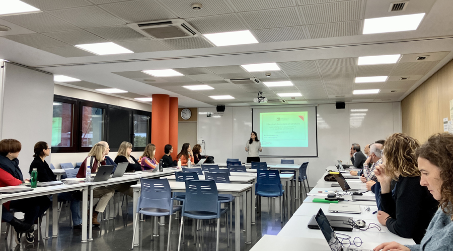 Les persones participants al seminari sobre intel·ligència artificial a la universitat (UdA)