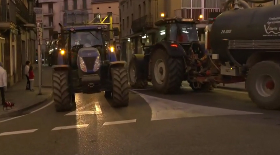 Tractors de pagesos catalans circulant per Ponts