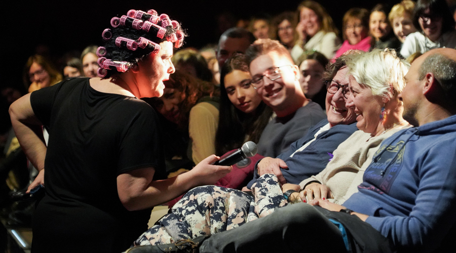 La interacció de l'actriu amb el públic, una de les claus de l'espectacle (Comú d'Encamp)