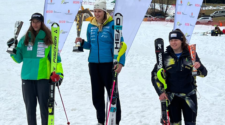 Carla Mijares -a l'esquerra- segona a l'eslàlom NC d'Hongria a Kronplatz. Foto: FAE