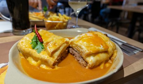 La Francesinha, plat que s'ha de demanar en visitar Porto