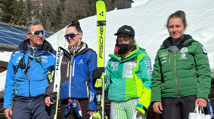 Íria Medina, segona per la dreta, en el primer lloc del podi (FAE)