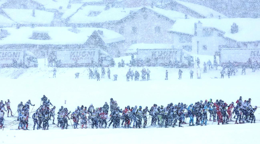 Els fondistes han competit sota una intensa nevada a Engadin, a Suïssa (FAE)