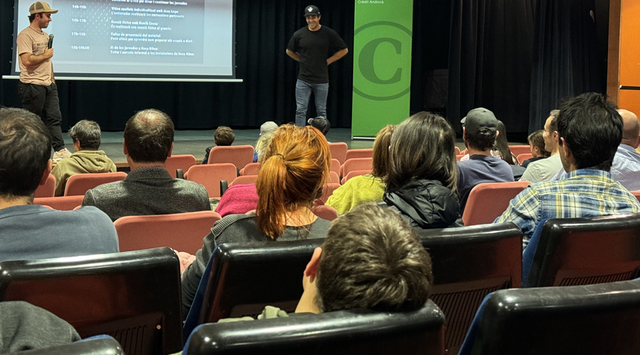 A dalt, al centre de la imatge, Joan Verdú presentant l'Ski Camp U14 (Creand Supporting)