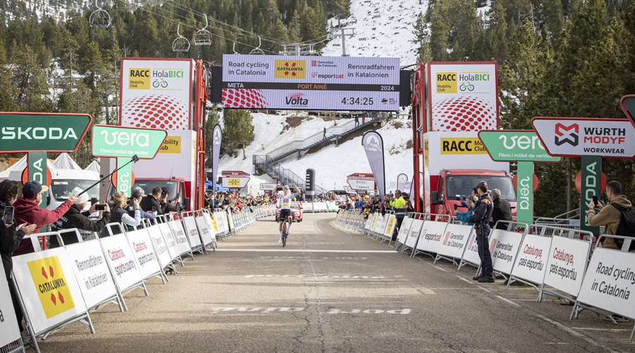 Tadej Pogačar, líder de la Volta, entrant primer i en solitari a Vallter (Volta Ciclista a Catalunya)