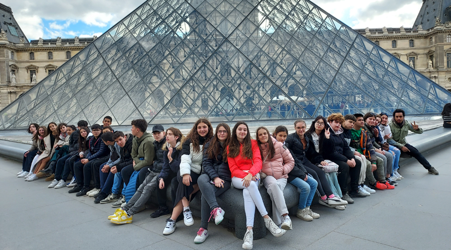 Els alumnes del Lycée a la piràmide del Louvre (cedida)
