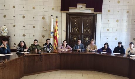 Alguns dels alumnes que han visitat el consistori de la Seu amb Moreno, Barrera i Tó al centre