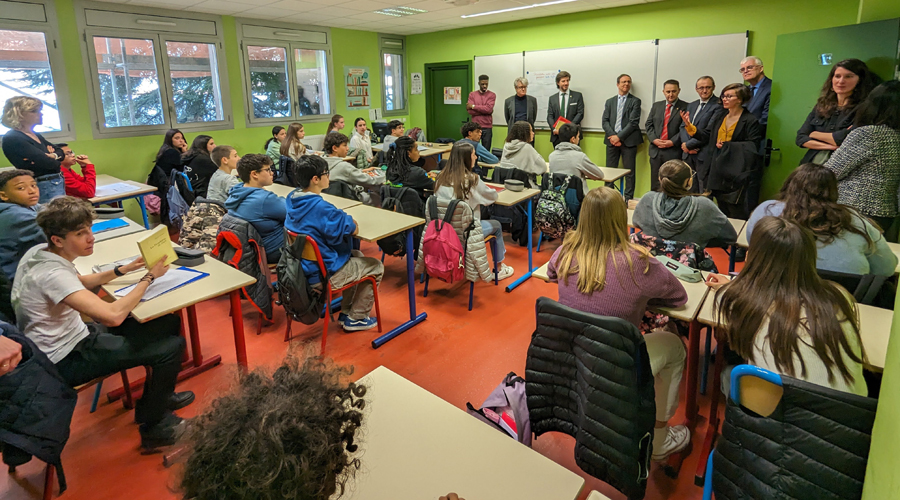 Les autoritats visitant una de les aules del Lycée (Consell General)