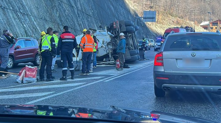 Imatge del camió bolcat (foto de David Morat cedida a AndorraDifusió)