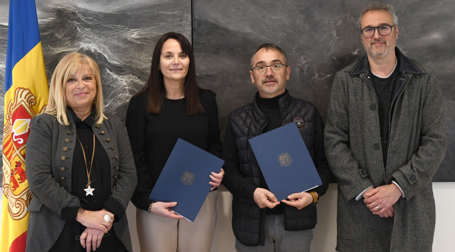 Al centre, la ministra Mònica Bonell i Toni Colom, signants del conveni (SFG)