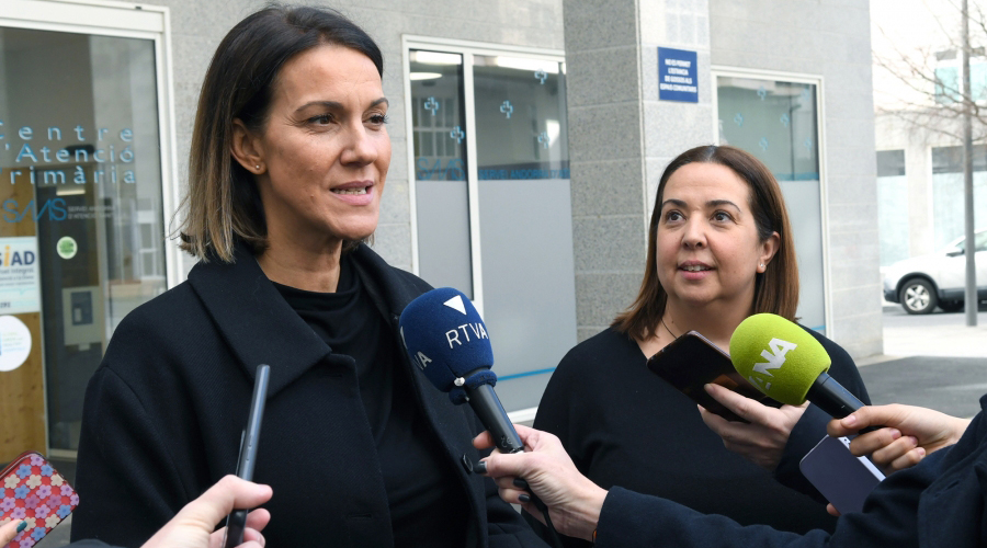 La secretària d’Estat de Salut, Cristina Pérez, atenent els mitjans de comunicació (SFG)