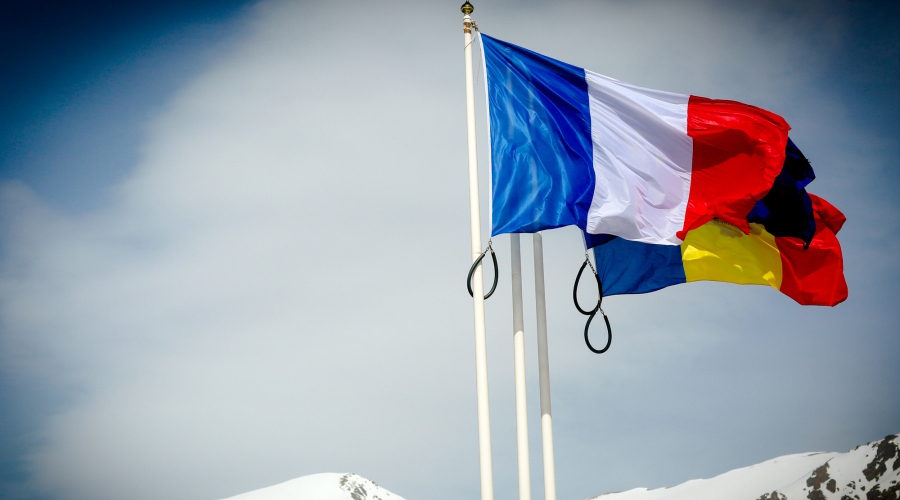Onejant juntes les banderes de França i Andorra (SFG)
