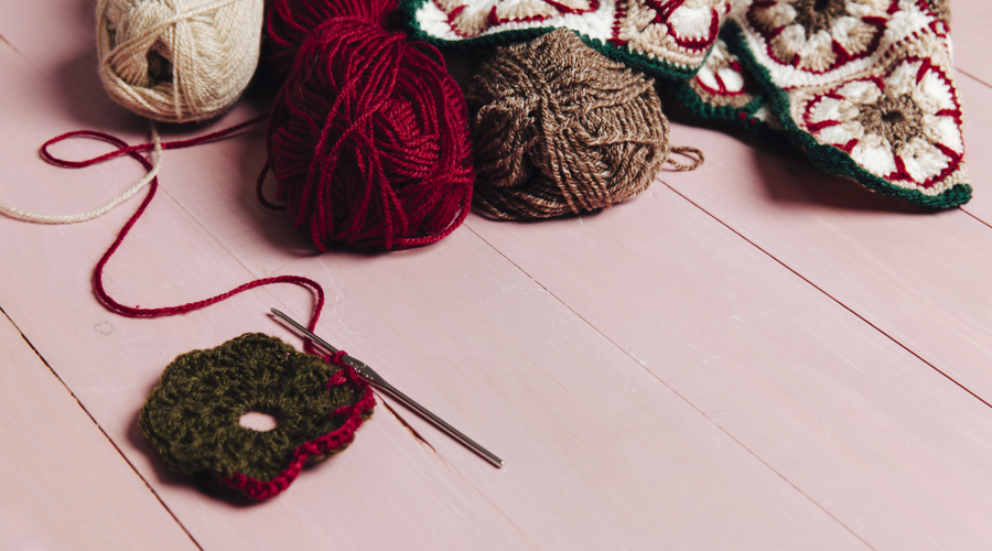 El taller ensenyarà a fer roses amb el ganxet