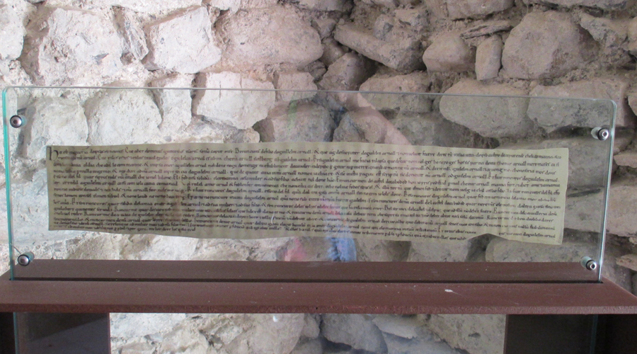 El text dels Greuges de Guitard Isarn, exposat a Sant Serni de Cabó