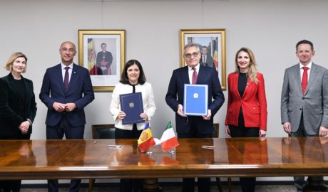 Al centre de la foto, la ministra Imma Tor i l’ambaixador, Giuseppe Buccino