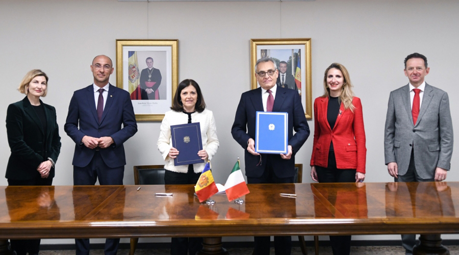 Al centre de la foto, la ministra Imma Tor i l’ambaixador, Giuseppe Buccino (SFG)