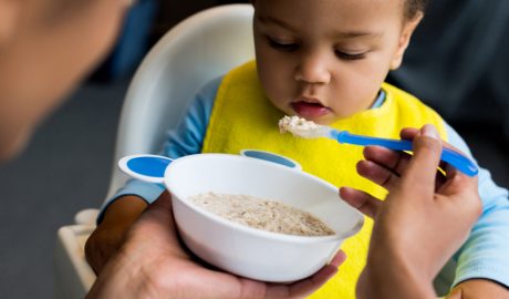Un petit infant menjant unes farinetes de cereals