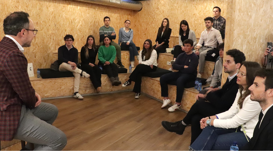 El jovent escoltant a Xavier Espot (Demòcrates)