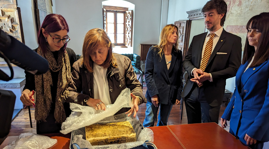 A la dreta, la ministra Bonell i el síndic Ensenyat observant com es protegeix el llibre d'actes (Consell General)