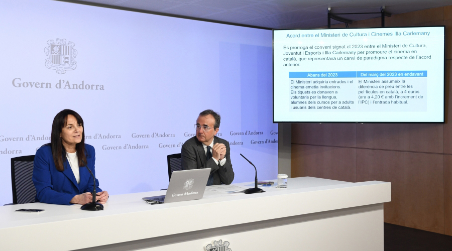 La ministra de Cultura, Mònica Bonell i Josep Segura de Cinemes illa Carlemany (SFG)