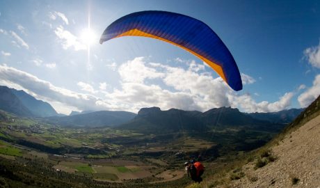 Un parapent sobrevolant el terme d'Organyà