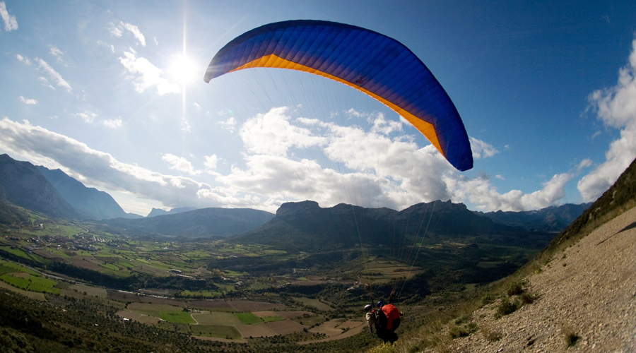 Un parapent sobrevolant el terme d'Organyà (Ajuntament d'Organyà)