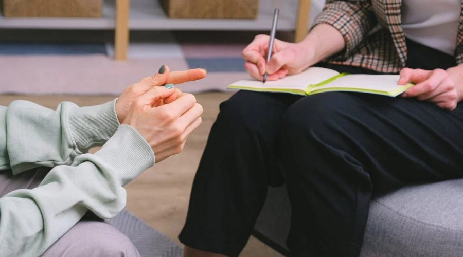 Una psicòloga amb la seva pacient (SFG)