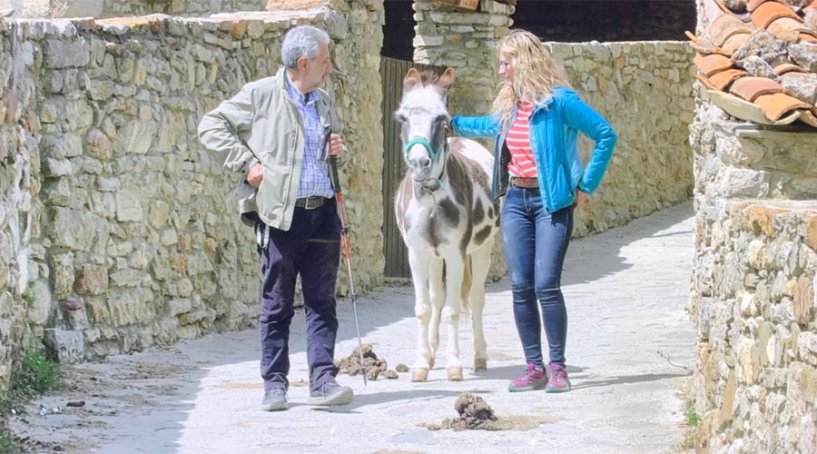 L'Enric, la Xica i la periodista Eva Clausó (Salut i muntanyes)