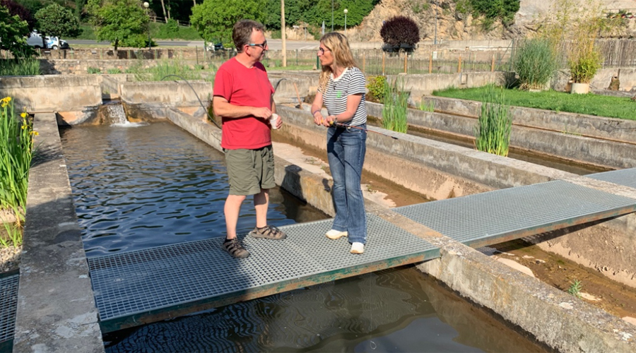 La reportera intentarà pescar alguna truita per a poder cuinar-la després (Salut i muntanyes)