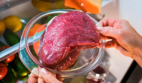 Un tall de carn ben conservat a la nevera