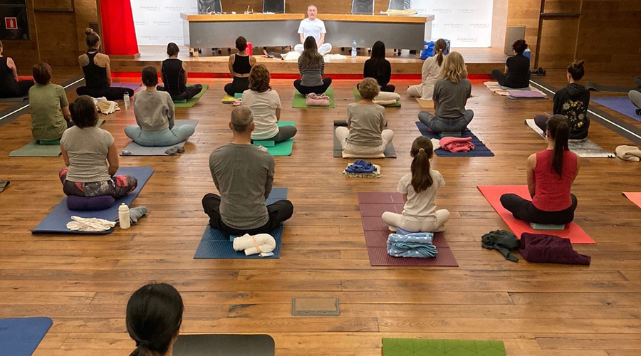 Participants del taller de ioga ofert per Andbank Assegurances (Andbank)