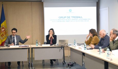 El ministre Casal, a l'esquerra, president la taula de treball entre el Govern i els comuns per a tractar la gestió de l’aigua