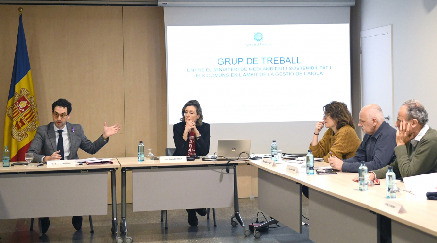 El ministre Casal, a l'esquerra, president la taula de treball entre el Govern i els comuns per a tractar la gestió de l’aigua (SFG)