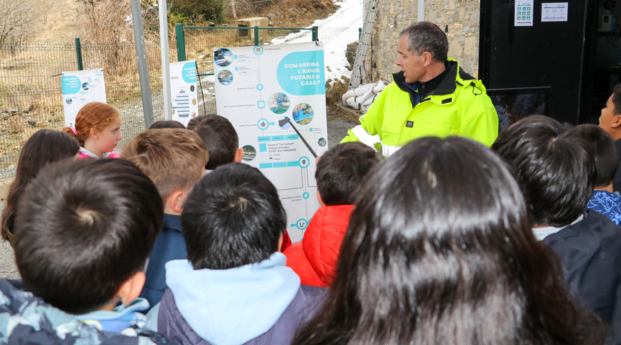 Alumnes visitant l'ETAP de les Pardines (Comú d'Encamp)