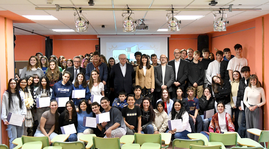 Els participants al Voluntariat per la llengua jove acompanyats per responsables del centre i les autoritats (SFG)