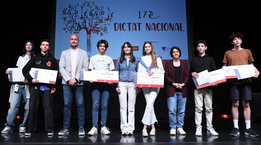 Just al centre de la imatge, la ministra Mònica Bonell amb els guanyadors de cada categoria (SFG)