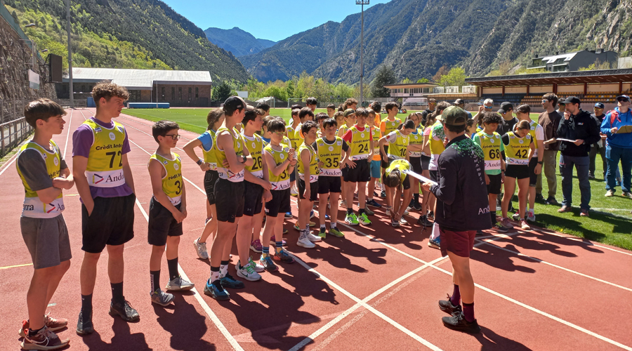 Els candidats U14 i U16, a la prova dels 3.000 metres a l'Estadi Comunal (FAE)