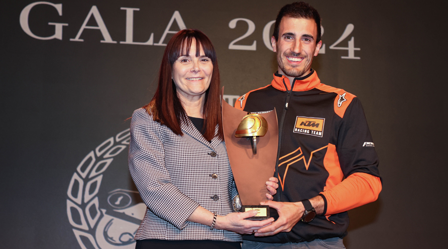 La ministra d'Esports, Mònica Bonell, lliurant el guardó a Marc Font (FMA)