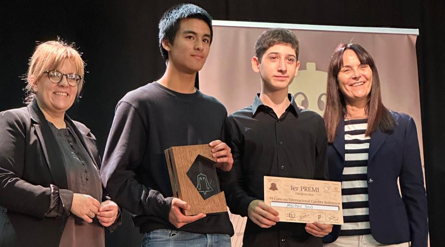 Al mig, els dos components de Melòdic Duo i, a la dreta, la ministra Mònica Bonell (Amics Cambra Romànica)