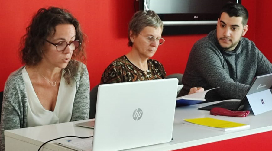 A l'esquerra, Judith Casal, presidenta del Grup Parlamentari Socialdemòcrata i membre del Pacte d’Estat amb Vela i Baró (PS)