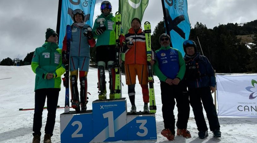 Carla Mijares, a la foto, en el lloc més alt del podi (FAE)