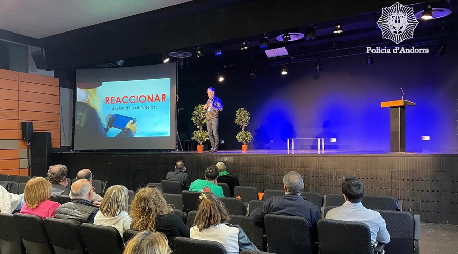 El policia Ferran Jordan durant la seva xerrada al CyberGirls Day (Policia d'Andorra)