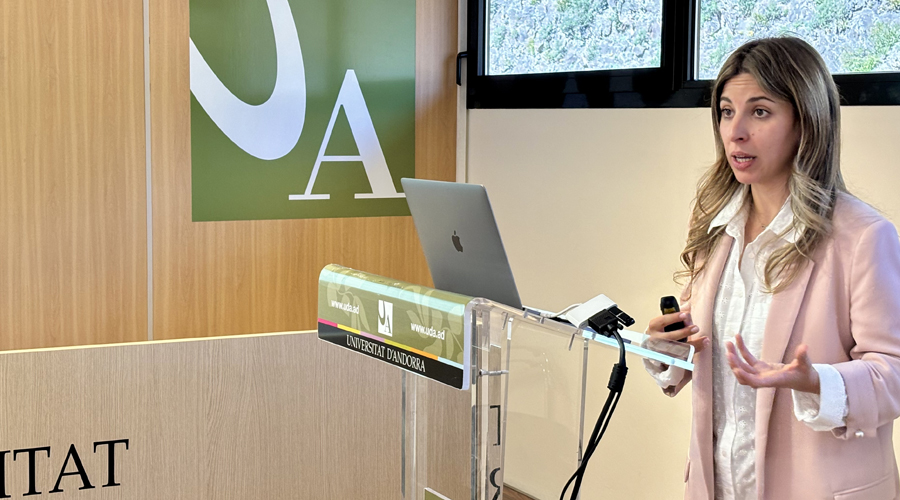 Sònia Gili Moneo defensant la seva tesi doctoral (UdA)