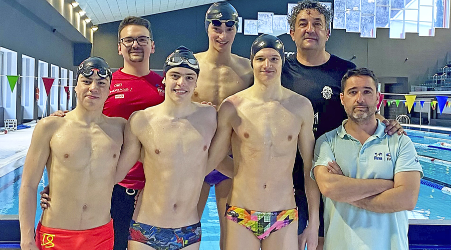 Els joves nedadors andorrans amb els tècnics (FAN)