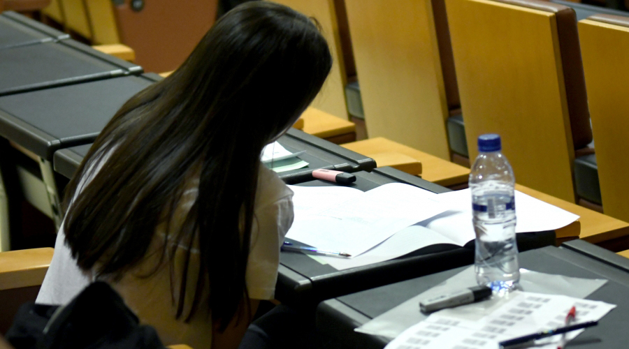 Una candidata realitzant una prova oficial de batxillerat (SFG)